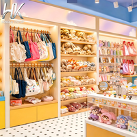 Vitrine murale écologique personnalisée avec barres de suspension et étagères lumineuses à LED pour sacs et rangement de peluches pour les magasins de jouets pour enfants