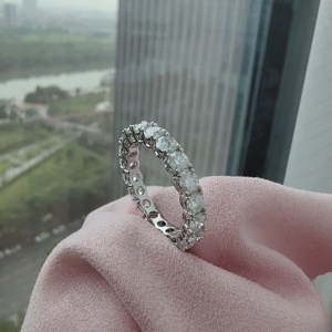Bague en <span class=keywords><strong>or</strong></span> 10 carats avec 0,2 carat par pièce, sertie <span class=keywords><strong>de</strong></span> pierres synthétiques rondes, style demi-éternité complète ou partielle - Product Image 1