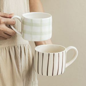 Mug en porcelaine rayé sur mesure, moderne, sans danger pour les aliments, compatible micro-ondes et lave-vaisselle, couleurs blanc/jaune, cadeaux d'affaires, minimaliste - Product Image 5