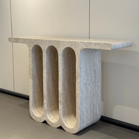 Console moderne de luxe en travertin avec panneau à ouvertures cintrées style bois pour entrée de maison, salon, mobilier d'hôtel