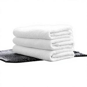 Serviette de bain en coton éponge doux et absorbant, personnalisable, 100% coton, 70x140, vente en gros, usage hôtelier, 500-600 GSM - Product Image 1