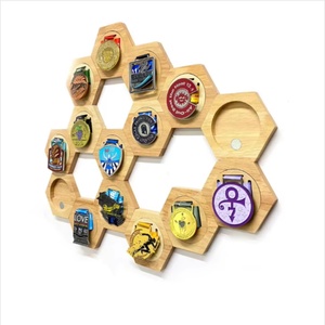 Colgador de Medallas Hexagonal de Madera Ecológico para Montar en la Pared, con Logotipo Personalizado, Diseño de Panal, Soporte para Medallas Deportivas - Product Image 3