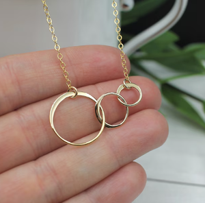 Collier en or avec trois cercles d'éternité Collier à trois cercles en or avec anneaux entrelacés Cadeau pour soeur meilleure amie - Product Image 4