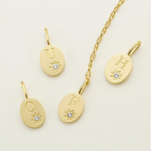 Amuleto con Letra en Forma de Estrella |   Colgante Ovalado con Inicial del Alfabeto en Acero Inoxidable Chapado en Oro PVD de 18K |   Impermeable, Hipoalergénico y Duradero - Product Image 2