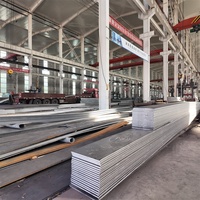 Bâtiment d'entrepôt moderne en structure métallique, construction industrielle de stockage, construction de charpente en acier sur mesure