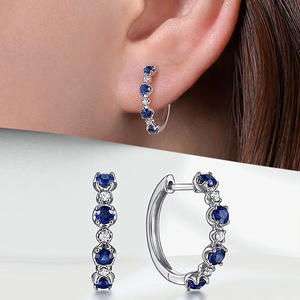 Pendientes de aro de oro blanco E3453 con zafiro y diamantes engastados en forma de garra, joyería fina clásica para mujer - Product Image 1