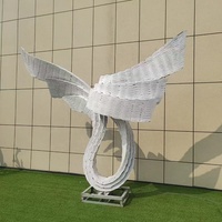 Sculpture décorative en acier inoxydable soudé, cube en or avec plumes
