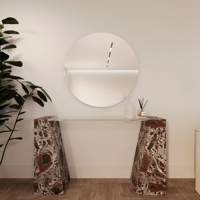 Table console contemporaine en marbre Calacatta avec plateau en verre, base pyramidale et piédestal en coin faceté pour couloir