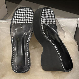2025 mode haute qualité noir <span class=keywords><strong>talon</strong></span> compensé sandales talons hauts doux été nouveau Style PVC Transparent dames <span class=keywords><strong>large</strong></span> <span class=keywords><strong>pied</strong></span> talons hauts - Product Image 3
