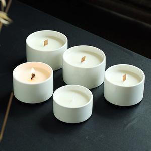 Bougie en cire de soja dans un pot en céramique écologique et biologique, hautement parfumée, réutilisable, pour mariages et décorations de Noël - Product Image 1