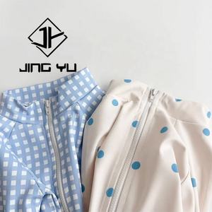 Traje de Baño Infantil de una Pieza con Capucha, Diseño a Cuadros y Lunares, Protección Solar, Cierre de Cremallera, Satinado, Reciclado y Sostenible - Product Image 6