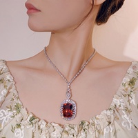 Pendentif de fiançailles classique en cuivre écologique à finition lisse avec sertissage clos et zircone cubique, chaîne à maillons, sans nickel, bijoux élégants