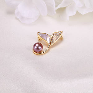 เข็มกลัดหางปลาสไตล์เรโทรฝังเพชรแบบไมโครอินเลย์ ชุบทองแท้ ประดับเพชรซิคอนและมุก ดีไซน์เรียบง่าย อุปกรณ์เสริมอเนกประสงค์ - Product Image 3