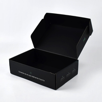 Boîtes d'expédition en carton ondulé noir mat personnalisées en gros avec logo en relief UV, emballage pour vêtements, boîte à courrier en papier