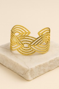 Bracelet manchette ouvert en résine écologique fait main, motif ajouré, pour une élégance moderne - Product Image 2