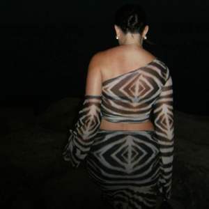 Ensemble haut en mousseline de soie à épaules dénudées et jupe longue pour femme, imprimé numérique asymétrique, extensible, tenue de plage pour les vacances - Product Image 3