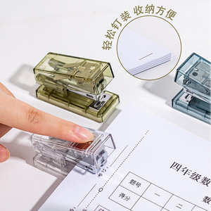 Mini grapadora de plástico transparente, tamaño pequeño, suministros escolares para estudiantes, para encuadernación de papel - Product Image 1