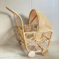 Photos du produit à l'usine-Poussette jouet pour bébé tissée à partir de rotin naturel, berceau de poupée avec roues