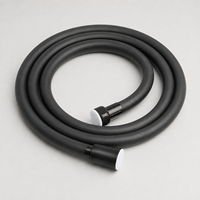 Tuyau de douche moderne en PVC noir avec surface résistante à la chaleur et raccords universels G1/2 pour salle de bain contemporaine et usage hôtelier