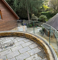 Balustrades et rampes de véranda courbées, système de garde-corps en verre sans cadre de 12 mm avec LED, profilé en U en aluminium pour balcon