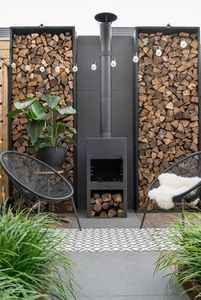 Cheminée extérieure autonome à bois avec rangement pour bûches, foyer en fonte peinte, chauffage extérieur écologique - Product Image 1