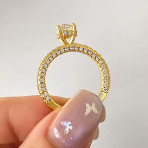 Bague de fiançailles élégante en argent avec diamant de laboratoire taille brillant et pierres latérales, bijoux fins pour femme - Product Image 4