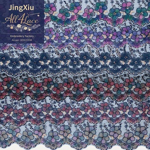 Dentelle florale brodée multicolore avec des fleurs 3D, des paillettes, un bord ondulé, organza de luxe 100% polyester - Product Image 6