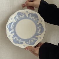 Assiette de Dîner en Céramique Vintage Bleue et Blanche Gaufrée, Bord Ondulé, Motif Floral, pour Usage Domestique et Traiteur – Vente en Gros