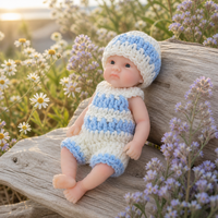 6 Zoll große, vollständig aus Silikon gefertigte Reborn-Babypuppe, wach, mit offenem Augenblick, blau-weißem Häkelstrampler und Mütze, Neugeborenenpuppe für Rollenspiele