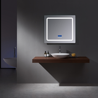 Miroir de salle de bain intelligent rectangulaire élégant avec éclairage LED, commande tactile, anti-buée et affichage de l'heure