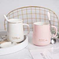 Tasse à café ou à thé en porcelaine de style minimaliste nordique 430 ml avec cuillère, bordure dorée, design par sublimation, couvercle écologique, cadeau de voyage ou de rentrée scolaire