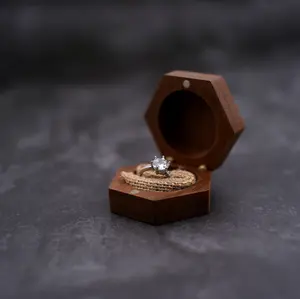 奢华独特结婚礼物订婚铰链磁性珠宝木制戒指盒
