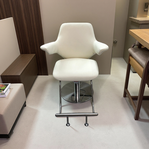 Silla de Barbero de Cuero Minimalista y Moderna XDL, Silla de Salón Giratoria con Altura Ajustable y Reposapiés, Diseño Elegante y Hermoso - Product Image 3