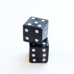 Dés de jeu en corne et os de haute qualité, uniques et très demandés, dés de jeu noirs premium, accessoire de jeu de style vintage, artisanat naturel - Product Image 1