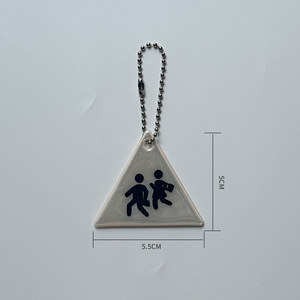 Dreieckiger Reflektierender Schlüsselanhänger mit Hoher Sichtbarkeit als Taschenanhänger für Studenten - Product Image 1