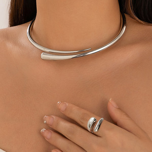 KISSWIFE-Conjunto de Joyas Geométricas para Mujer, Pendientes de Cuello Abierto, Anillos Trenzados, Conjuntos de Joyería Chapados en Oro, 3 Uds./Set - Product Image 2