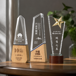 Trofeo de Cristal con Base de Madera de Nogal, Cristal Transparente K9, Grabado Personalizado, Reconocimiento a Empleados, Aniversario, Premio para Reuniones Anuales - Product Image 1
