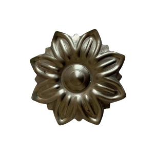 China fábrica puerta decoración adornos flores y hojas de hierro forjado para la decoración - Product Image 3