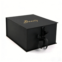 Boîte cadeau élégante avec logo estampé or, gaufrage, pelliculage mat, matériaux recyclés, accent ruban noir pour emballage cadeau haut de gamme