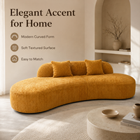 Canapé en forme de haricot jaune moutarde, assise profonde et confortable, tissu chenille, dossier bas, design moderne et courbé pour salon douillet.