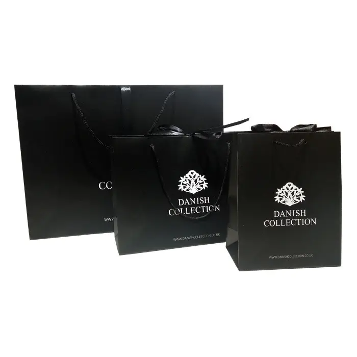 Toptan özel baskılı siyah lüks alışveriş hediye kağıt kendi logosu ile saplı çanta lüks kağıt torbalar