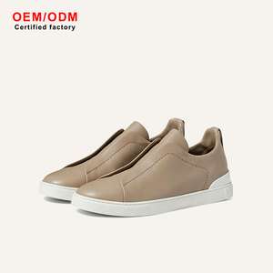 Chaussures de marche élégantes et légères pour hommes en cuir beige foncé, style mocassins minimalistes à enfiler, confortables pour le voyage - Product Image 1