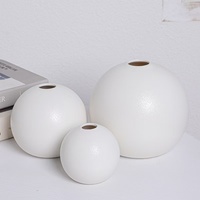 Vase en céramique mat sphérique fait main de style nordique, conteneur floral coloré pour la décoration de table et de la maison (vente en gros)