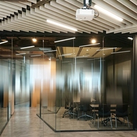 Panel de Techo Decorativo con Diseño de Madera, Revestimiento Lineal para Techo Suspendido, Ideal para Salas de Conferencias