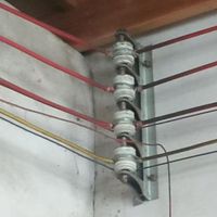 Soporte de Aislante de Acero Galvanizado en Caliente para Bobina de Cable Secundario, con 1/3/5/7 Ranuras, Soporte Cerámico, 0.3m de Longitud, Modelo D