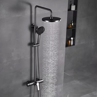 Système de douche mural moderne et contemporain en laiton gris anthracite avec mitigeur à poignée unique et douchette à jets doux/pluie