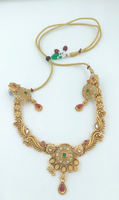 Collier DIVYORO classique de style antique avec motif floral orné et accents en émail, plaqué or sur cuivre et laiton, bijoux de mode