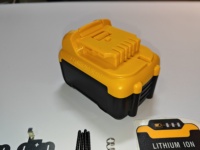 Prix usine DCB120 DCB127 Boîtier plastique 12V 3.0Ah 4.0Ah 5.0Ah 6.0Ah Kit de couvercle plastique 6 cellules avec BMS PCB