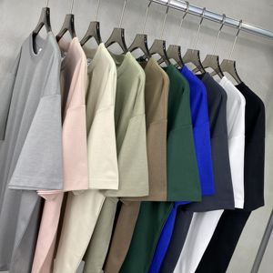 T-shirt da uomo formale oversize a maniche corte in dobby, 230G, fresco, ad asciugatura rapida, traspirante, di alta qualità, con stampa leopardata a righe strette - Vendita all'ingrosso - Product Image 4