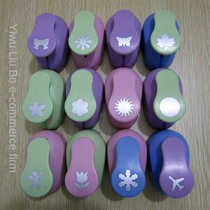 Dispositivo de Grabado en Relieve con Números y Perforadora de Flores para Álbumes de Fotos de Aleación de 1.5'' [Modelo 8815 Tamaño de la Hoja 3-3.7cm] - Product Image 2